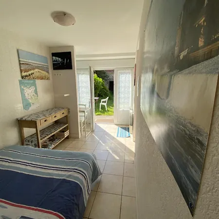 Entre Roches Et Marees Bed & Breakfast Montfarville